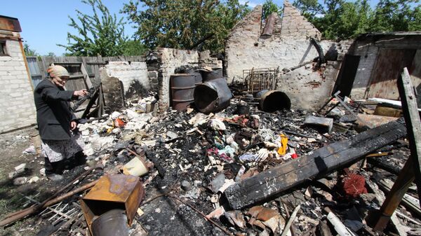 Последствия обстрела жилого дома в Докучаевске. архивное фото
