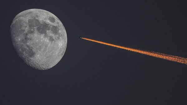 Луна и самолет на закате