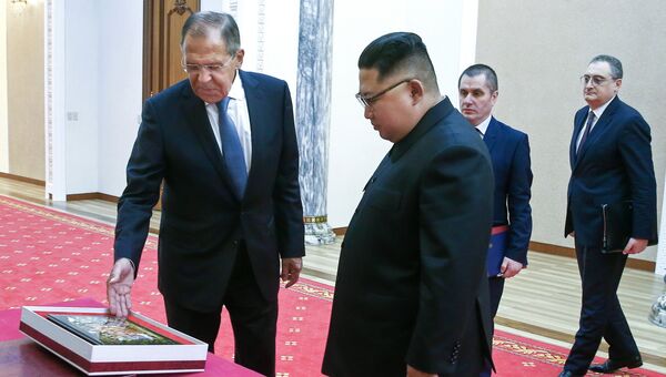 Министр иностранных дел РФ Сергей Лавров и глава КНДР Ким Чен Ын на встрече в Пхеньяне. 31 мая 2018