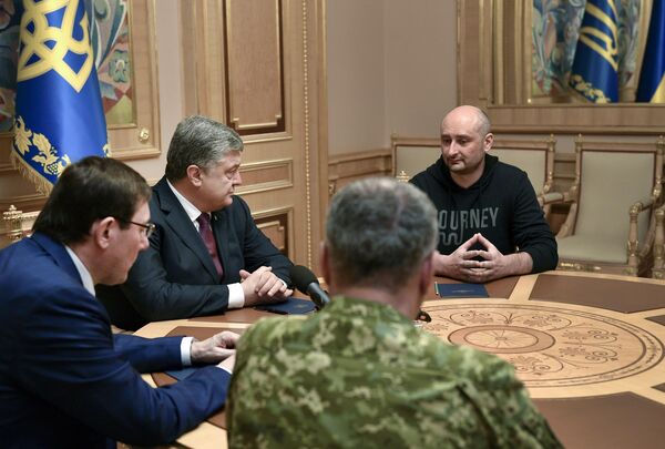 Василий Грицак, Юрий Луценко, Петр Порошенко и Аркадий Бабченко во время встречи в Киеве. 30 мая 2018 Василий Грицак, Юрий Луценко, Петр Порошенко и Аркадий Бабченко во время встречи в Киеве. 30 мая 2018