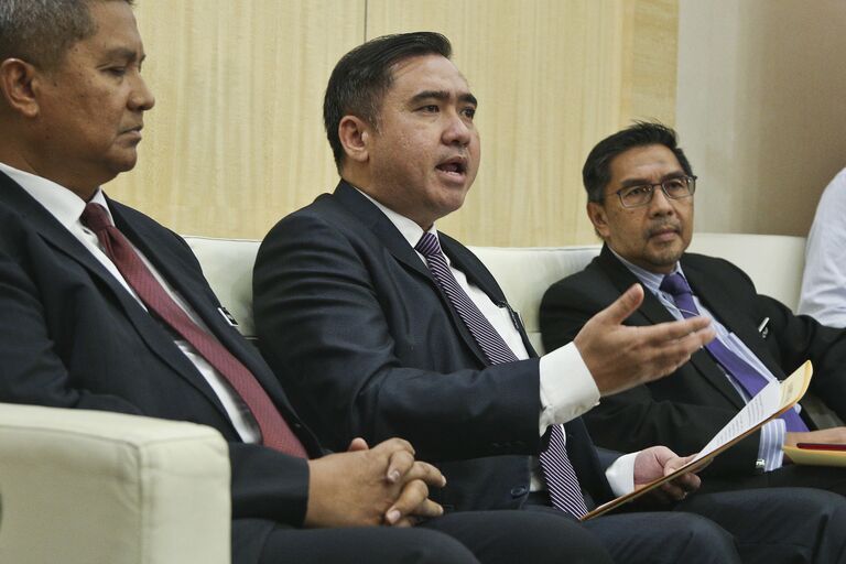 Министр транспорта Малайзии Энтони Лок на пресс-конференции в Путраджайе. 30 мая 2018 Министр транспорта Малайзии Энтони Лок на пресс-конференции в Путраджайе. 30 мая 2018