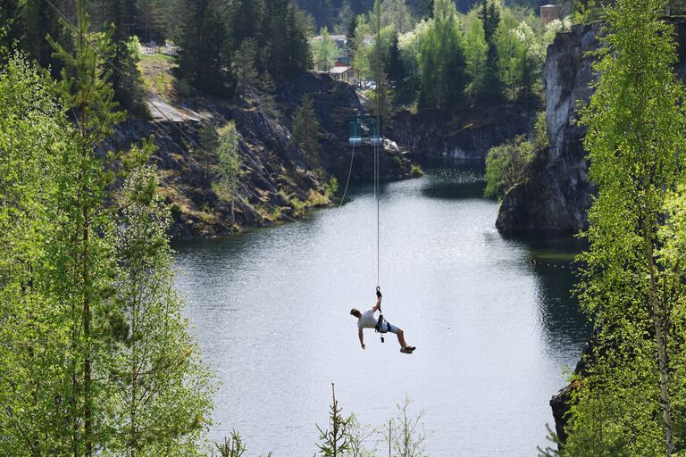 Zip-line в парке Рускеала