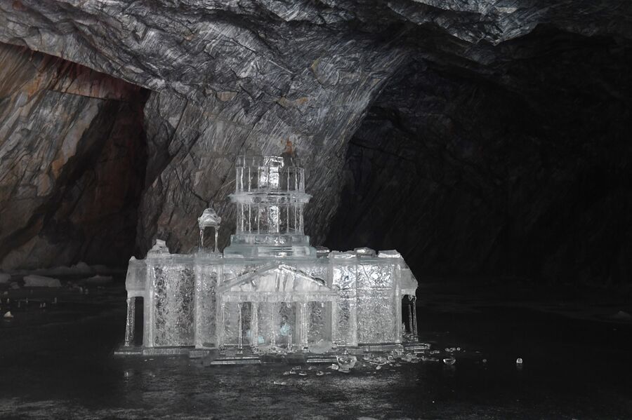 Копия Исаакиевского собора изо льда в подземном парке Рускеала