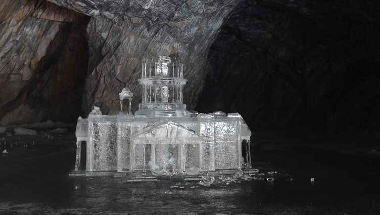 Копия Исаакиевского собора изо льда в подземном парке Рускеала