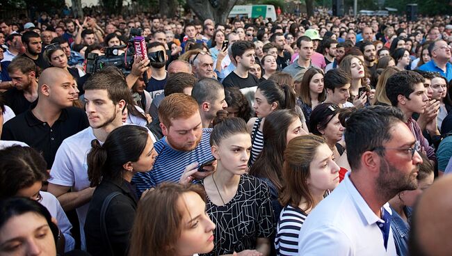 Участники акции протеста в Тбилиси у здания главной прокуратуры Грузии с требованием отставки главы ведомства Ираклия Шотадзе. 31 мая 2018