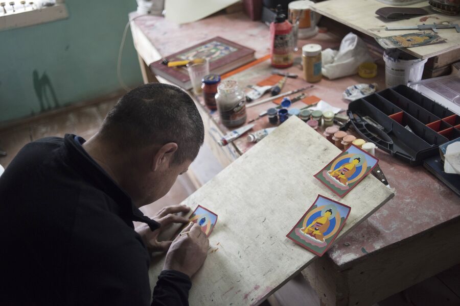 Монах в мастерской Кяхтинского дацана Балдан Брэйбун