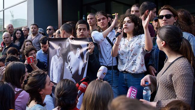 Участники акции протеста в Тбилиси у здания главной прокуратуры Грузии с требованием отставки главы ведомст. 31 мая 2018