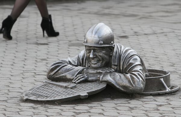 Памятник слесарю-сантехнику Степанычу на Любинском проспекте в центре Омска