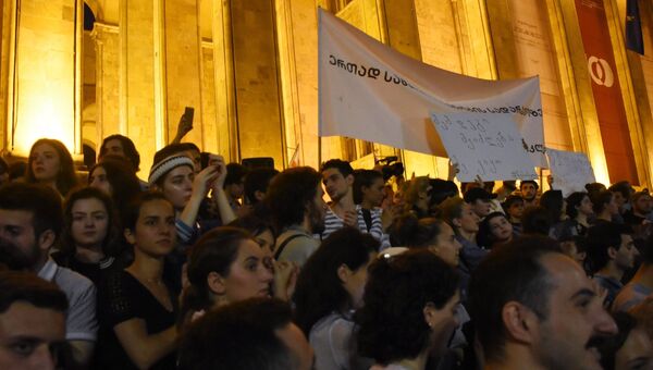 Участники акции протеста в Тбилиси у здания главной прокуратуры Грузии с требованием отставки главы ведомства Ираклия Шотадзе. Архивное фото