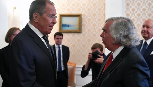 Сергей Лавров и экс-министр энергетики США Эрнест Монис во время встречи в Москве. 1 июня 2018