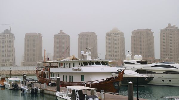 Яхты у искусственного острова Жемчужина Катара (Pearl-Qatar) в катарском городе Доха
