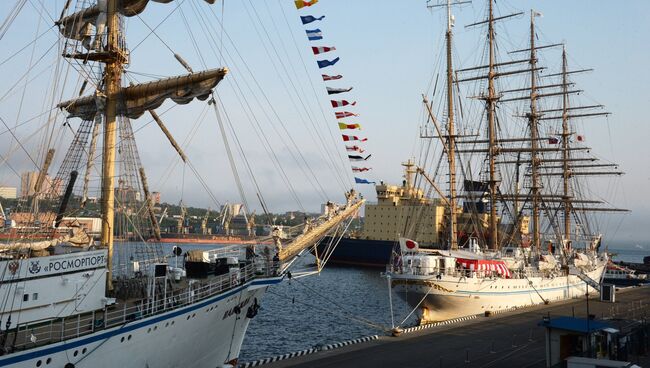 Российское учебное судно Надежда и японский парусник  «Kaiwo Maru» у пирса морского вокзала во Владивостоке. 1 июня 2018