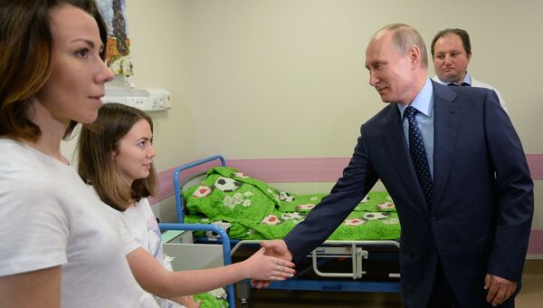 Владимир Путин во время посещения Морозовской детской городской клинической больницы. 1 июня 2018