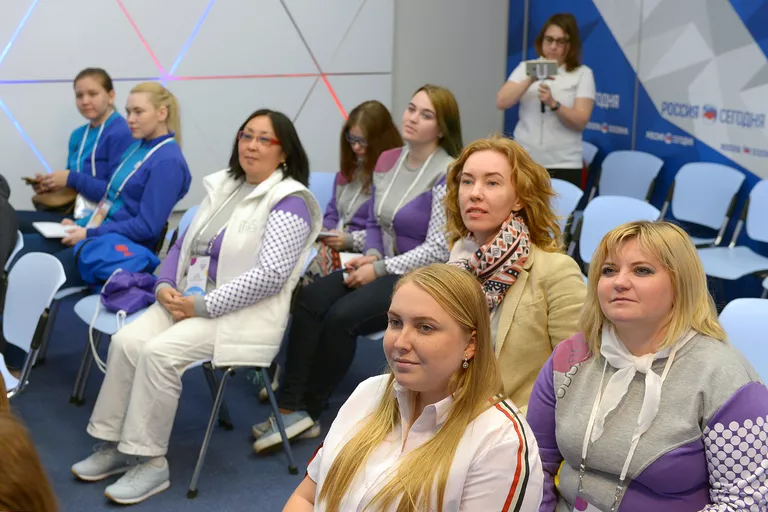 Участники программы День открытых дверей Большого фестиваля добровольцев на мастер-классе Школы медиаволонтера Участники программы День открытых дверей Большого фестиваля добровольцев на мастер-классе Школы медиаволонтера