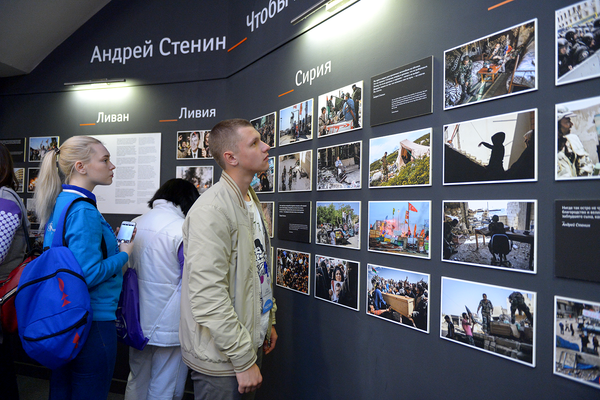 Участники программы День открытых дверей Большого фестиваля добровольцев на экскурсии по МИА Россия сегодня