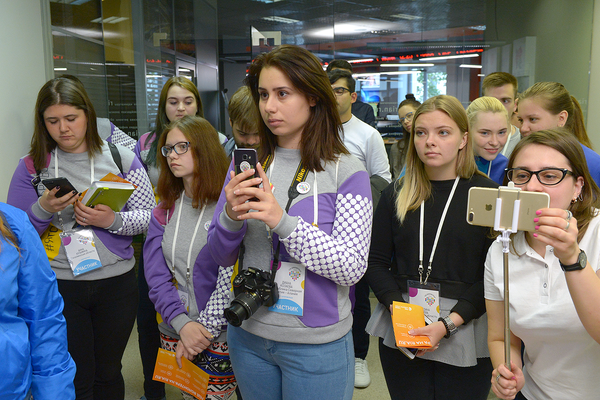 Участники программы День открытых дверей Большого фестиваля добровольцев на экскурсии по МИА Россия сегодня