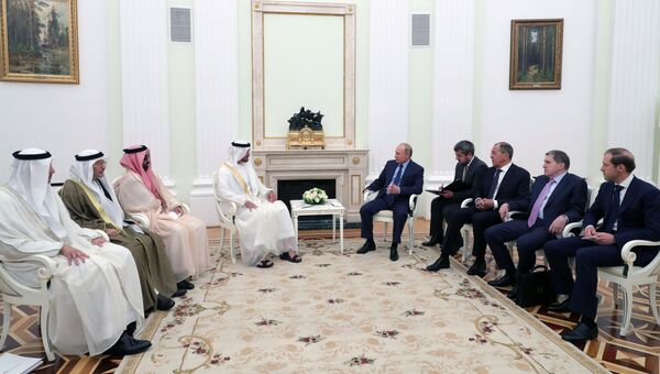 Владимир Путин и наследный принц Абу-Даби Мухаммед Аль Нахайян во время встречи. 1 июня 2018