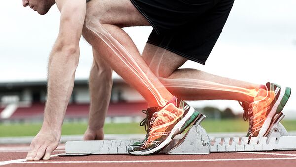 Профессиональная обувь бегунов оснащена специальной пружинящей прослойкой, позволяющей спортсменам развить более высокую скорость
