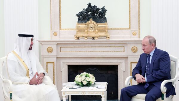 Владимир Путин и наследный принц Абу-Даби Мухаммед Аль Нахайян во время встречи. 1 июня 2018