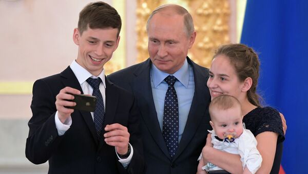 Владимир Путин на церемонии вручения в Кремле ордена Родительская слава родителям многодетных семей. 1 июня 2018