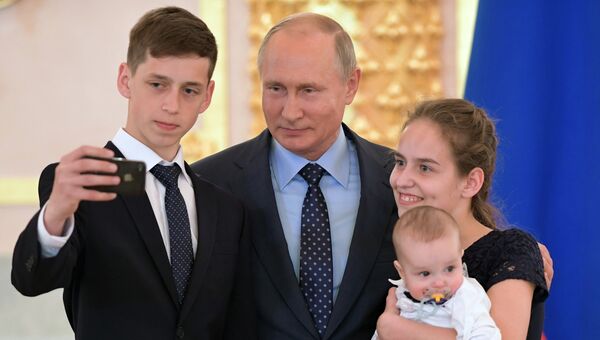 1 июня 2018. Президент РФ Владимир Путин на церемонии вручения в Кремле ордена Родительская слава родителям многодетных семей