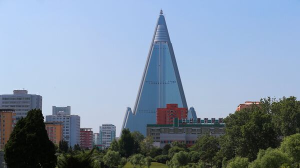 Вид на гостиницу Рюгён в Пхеньяне