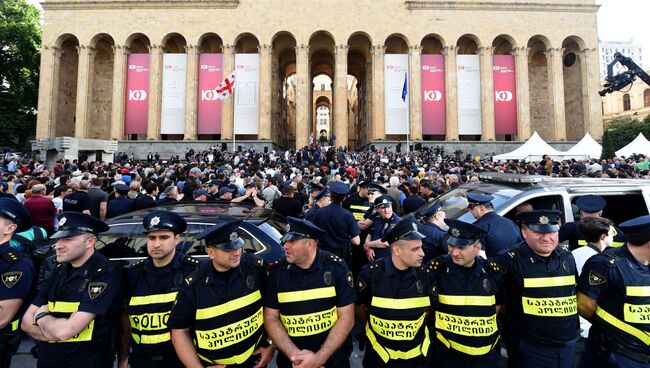 Акция протеста проходит у здания парламента, Грузия. 1 июня 2018