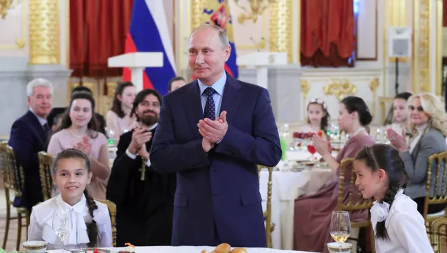 Владимир Путин на церемонии вручения в Кремле ордена Родительская слава родителям многодетных семей. 1 июня 2018
