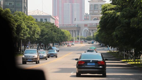 Автомобильно движение на улице Чхангван в Пхеньяне. Архивное фото