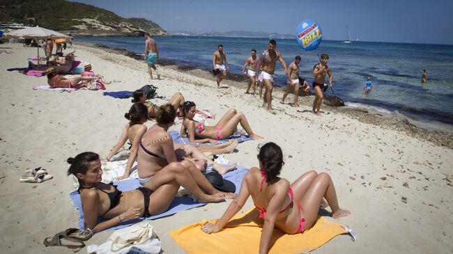 Отдыхающие на пляже Плайя-де-Кавелет в Сан-Хосе-де-са-Талайа на острове Ибица