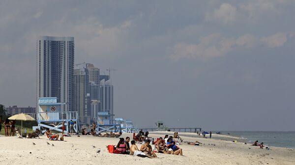 Отдыхающие на пляже Хауловер в Майами-Бич, штат Флорида