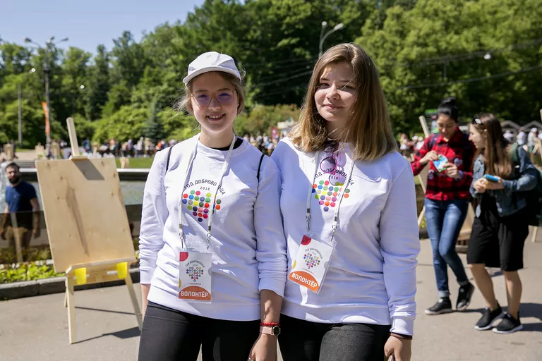 Участники и гости Большого фестиваля добровольцев в Сокольниках Участники и гости Большого фестиваля добровольцев в Сокольниках