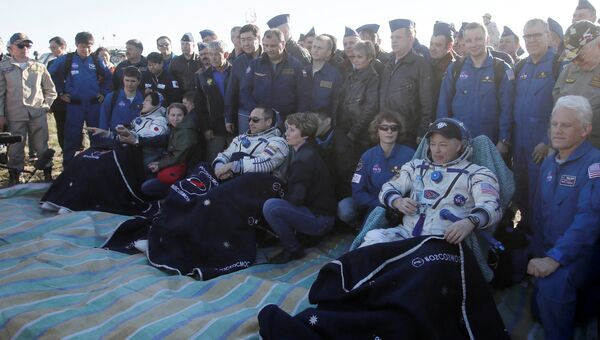 Астронавт JAXA Норишиге Канаи, российский космонавт Антон Шкаплеров и астронавт NASA Скотт Тингл после приземления
