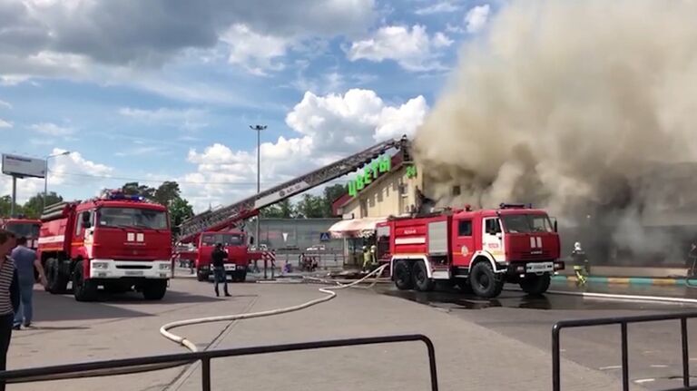 Торговый павильон загорелся в Мытищах. Съемка МЧС Торговый павильон загорелся в Мытищах. Съемка МЧС