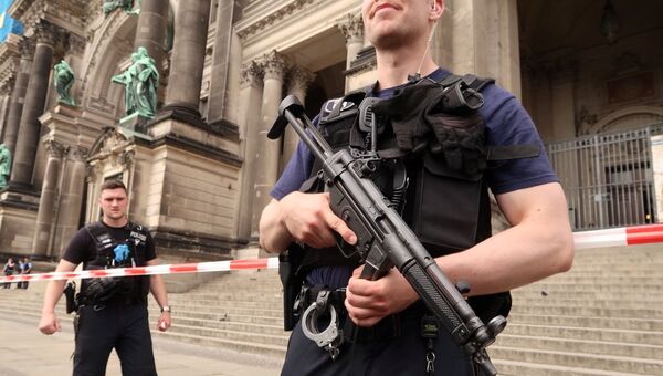Сотрудники правоохранительных органов Германии возле кафедрального собора в Берлине, где произошла стрельба. 3 июня 2018