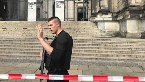 Сотрудник правоохранительных органов Германии возле кафедрального собора в Берлине, где произошла стрельба. 3 июня 2018
