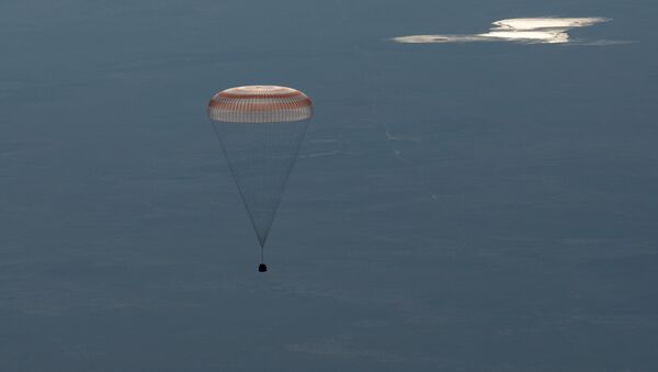 Cпускаемая капсула корабля Союз МС-07 с тремя членами экипажа МКС во время приземления. 3 июня 2018
