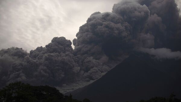Извержение вулкана Фуэго в Гватемале. Архивное фото