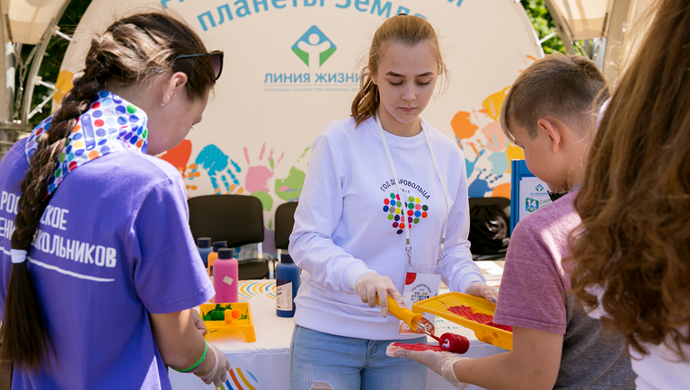 Участники и гости Большого фестиваля добровольцев в Сокольниках