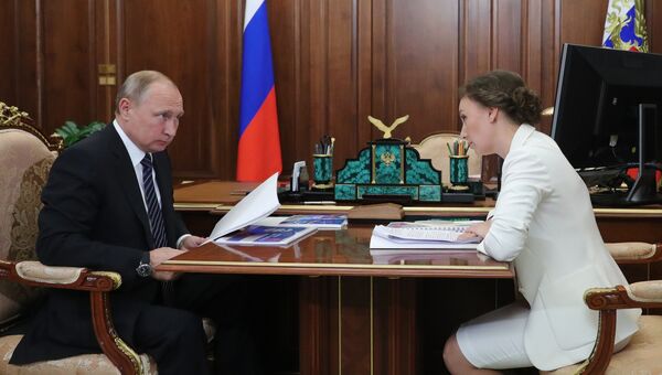 Президент РФ Владимир Путин и уполномоченный при президенте РФ по правам ребенка Анна Кузнецова во время встречи. 4 июня 2018