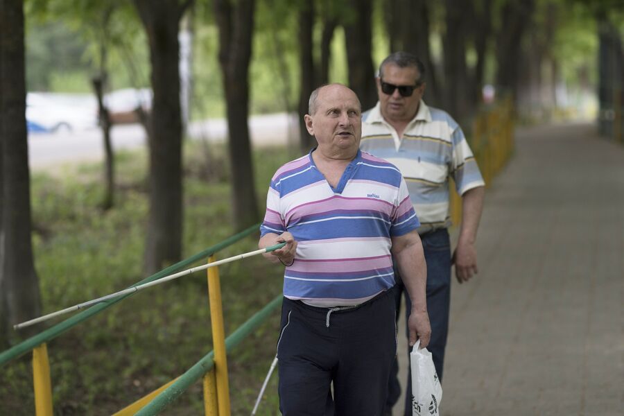 Железные перила - ориентир для слепых и слабовидящих на улице Русинова в Ермолино