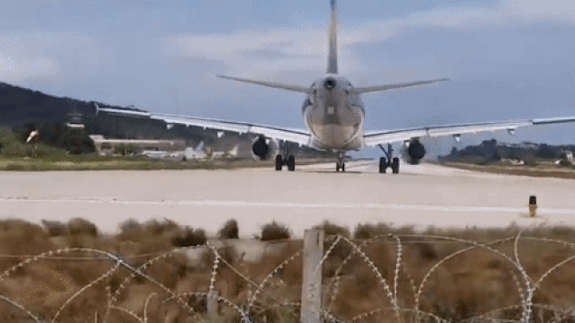 Взлетающий самолет сбил с ног британского туриста