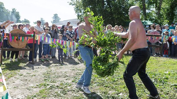 Участники международного фестиваля крапивы в селе Крапивна Тульской области