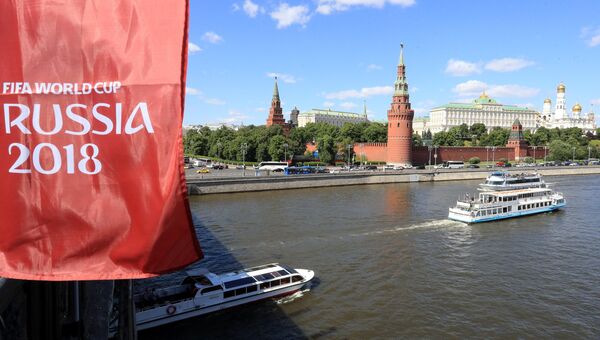 Флаг с символикой Чемпионата мира по футболу 2018 на фоне Московского Кремля и Москвы-реки