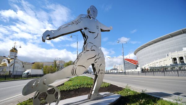 Фигура футболиста у стадиона Екатеринбург Арена в Екатеринбурге