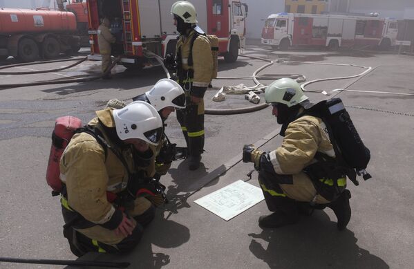 Сотрудники МЧС у здания торгового центра Порт в Казани, где произошло возгорание