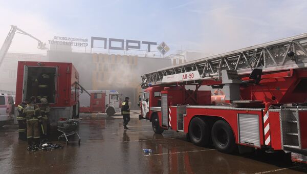 Пожарная техника перед зданием торгового центра Порт в Казани, где произошло возгорание