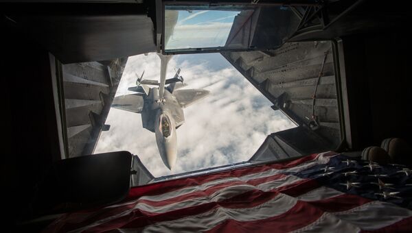Американский истребитель F-22 Raptor во время дозаправки топливом в небе над Сирией