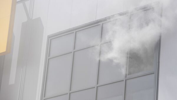 Дым из окна здания торгового центра Порт в Казани, где произошло возгорание