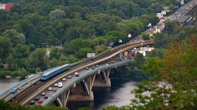 Мост Метро через Днепр в Киеве. Архивное фото